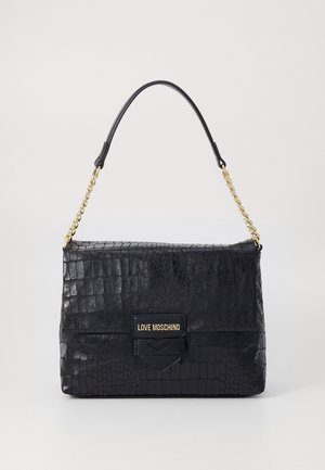 Sac à bandoulière en cuir noir texturé avec une sangle chaîne dorée et une plaque logo dorée "Love Moschino" sur le rabat avant.