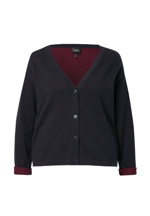 Marineblauwe cardigan met een V-hals, vijf knopen en bordeauxrood binnenvoering. Beschikt over brede mouwen en contrasterende bordeauxrode manchetten. Gemaakt van een katoenmix.