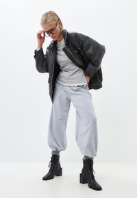 Cesare Gaspari Fűzős bokacsizmák - black