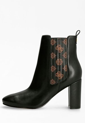 Bottine en cuir noir avec talon bloc et panneau élastique latéral à motifs géométriques marron, languette de tirage à l'arrière.