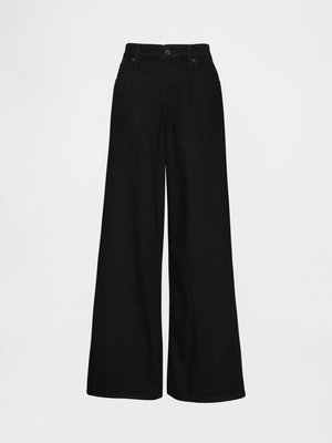 Pantalones de mezclilla negros de pierna ancha con una cintura alta, que cuentan con bolsillos frontales y cierre de botón. La tela tiene una textura lisa y uniforme.