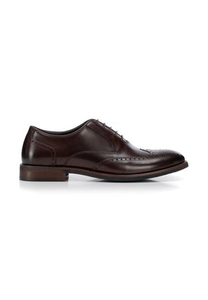 Zapato de vestir para hombre de cuero marrón oscuro con detalles brogue y tacón bajo de madera, vista lateral sobre fondo blanco.