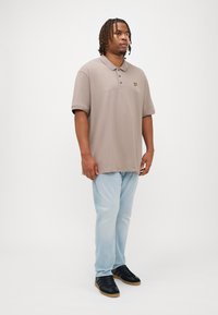 Lyle & Scott PLAIN - Poloskjorter - heritage taupe