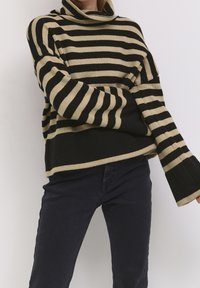 My Essential Wardrobe Pullover - black