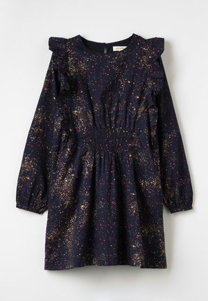 Robe bleu marine avec des accents à volants, dotée d'une taille smockée et d'un motif éclaboussé coloré en or et rouge. Manches longues avec poignets froncés.