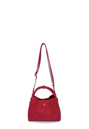 Sac à main en daim rouge avec une poignée arrondie, une bandoulière réglable et un logo "D" argenté à l'avant.