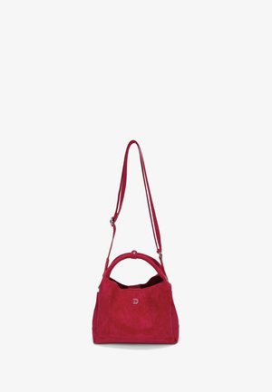 Rode suède handtas met een afgeronde handgreep, verstelbare schouderriem en een zilveren "D"-logo aan de voorkant.