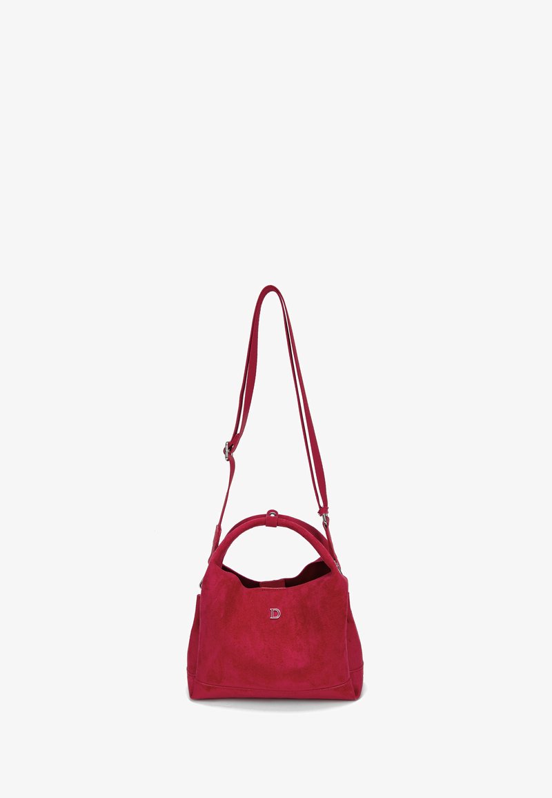 Sac à main en daim rouge avec une poignée arrondie, une bandoulière réglable et un logo "D" argenté à l'avant.