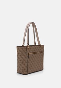 Sac fourre-tout marron à motifs avec une forme rectangulaire, des ferrures dorées, deux bandoulières et une poche zippée sur le côté.