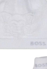 Berretto lavorato a maglia bianco con un motivo testurizzato in rilievo e un bordo a costine, con la scritta "BOSS" ricamata in grigio chiaro sulla parte frontale.