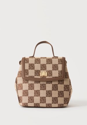 Kleine beige en bruine geruite handtas met een bovenhandvat en een gouden draaisluiting op een witte achtergrond.
