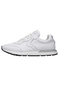 Weiße Leder-Sneaker mit glatter Oberfläche, gepolstertem Kragen, runder Zehenpartie, Schnürung und schwarzer Gummisohle mit strukturierten Akzenten.