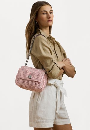 Borsa a tracolla intrecciata rosa con chiusura a pattina e hardware argentato. Presenta una tracolla a catena e una superficie testurizzata, collocata su uno sfondo neutro.