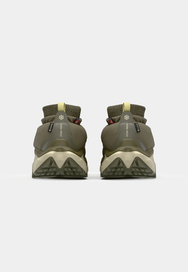 Olijfgroene sportschoenen met een gestructureerde gebreide kraag, lichtbeige zool en een kenmerkend zigzagprofiel. Bevat merkopdruk op de hak.