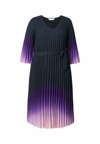 Vestido plisado con escote en V, mangas largas y un cinturón en la cintura. La transición de color va del azul marino oscuro al púrpura y rosa claro.