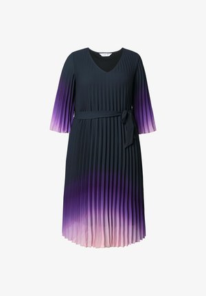 Abito plissettato con scollatura a V, maniche lunghe e una cintura in vita. La sfumatura di colore passa da un blu navy scuro a viola e rosa chiaro.