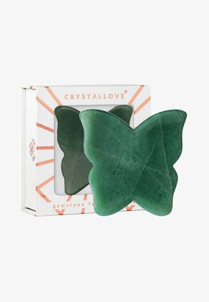 Groene edelstenen gezichtsapparaat in de vorm van een vlinder, met een gladde textuur en subtiele adering, verpakt in een witte doos met rode accenten.