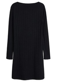 Robe noire à manches longues côtelée avec un col rond, présentant un tissu texturé et une coupe décontractée, arrivant à mi-cuisse.