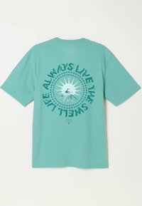 T-shirt turquoise à manches courtes avec un motif soleil et le texte « Always live the swell life » en cercle dans le dos, petit logo « Fat Face » en dessous.