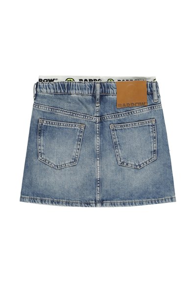 Jupe courte en denim avec deux poches arrière, taille élastique, passants pour ceinture, et une étiquette marron au-dessus de la poche droite.