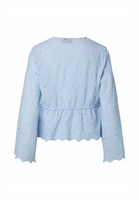 Ανοιχτό μπλε μπλούζα μακρυμάνικη με μοτίβο λουλουδιών σε ύφασμα με διακοσμητικές οπές, ελαστική μέση, κυματιστό τελείωμα και στρογγυλή λαιμόκοψη, απεικονισμένη από πίσω.