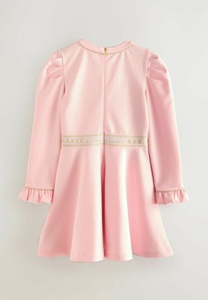 Vestido rosa de manga larga con falda acampanada, adornos dorados en la cintura y puños con volantes. Tejido suave con cierre de cremallera en la parte posterior.