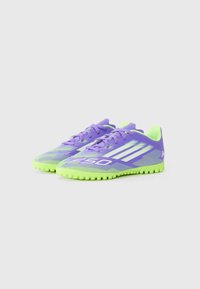 Paarse en neon groene voetbalschoenen met een gestructureerde bovenkant, contrasterende strepen en een tractiezool. Voorzien van veters en een verstevigde neus.