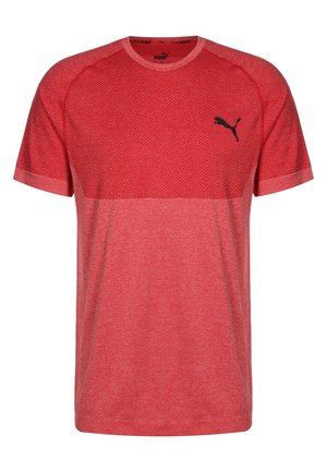 Rood Puma sport T-shirt met korte mouwen, met een getextureerde bovenhelft en een zwart Puma-logo op de linkerborst.