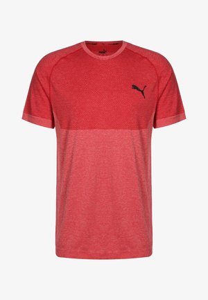 Czerwona sportowa koszulka Puma z krótkim rękawem, z fakturowaną górną połową i czarnym logo Puma na lewej piersi.