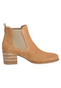 Bottine en daim camel avec des panneaux latéraux élastiques et un talon bloc rayé. Texture lisse avec un bout arrondi et une languette à l'arrière.