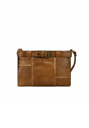 Clutch rectangular de cuero marrón con un detalle de cinturón y hebilla en la parte superior y una correa para la muñeca en el lado derecho.