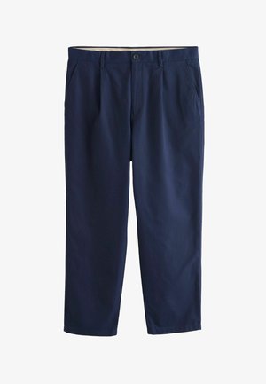 Pantaloni casual bleumarin cu închidere cu nasture și fermoar, bucle pentru curea, buzunare laterale și croială dreaptă, pe un fundal alb.