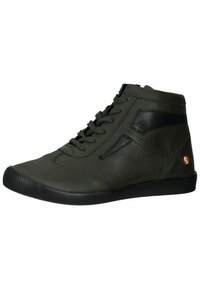 Zapatillas altas de cuero verde oscuro con acentos negros, superficie texturizada, suela de goma y diseño de cordones. Presentan un pequeño logotipo.