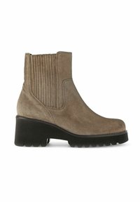 Taupe suède enkellaars met elastische zijpanelen, ronde neus en een chunky zwarte rubberen zool met een gestructureerde grip.