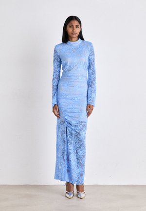 Abito in pizzo azzurro chiaro lungo fino al pavimento, con maniche lunghe, scollatura alta, vestibilità slim e spacco alto fino alla coscia. Motivo floreale intricato su tutta la superficie.