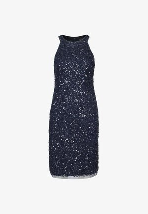 Granatowa, bezrękawna sukienka koktajlowa z wysokim dekoltem, całkowicie pokryta błyszczącymi cekinami, dopasowana sylwetka, długość do kolan.