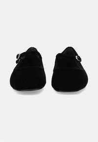 Bailarinas de terciopelo negro con punta redondeada, suela plana y una correa decorativa con hebilla en el lateral. Textura suave y diseño sencillo.