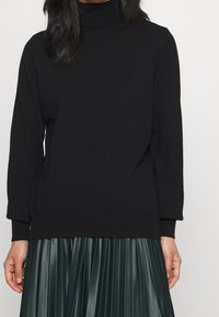 Selected Femme Petite Stickad tröja - black