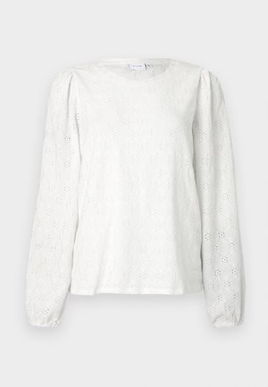 Hvid bluse lavet af tekstureret stof med blomsterbornøringsdetaljer, rund halsudskæring og lange puffede ærmer med elastiske manchetter.