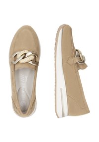 Beige suède instap schoenen met een geknoopte touwaccent, witte rubberen zool en een gevoerde binnenzool. Heeft een lage profiel met een gladde afwerking.