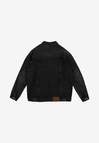 Czarna kurtka dżinsowa z długimi rękawami, kołnierzykiem, zapięciem na guziki oraz skórzanym akcentem na dolnej części pleców z wytłoczonym napisem.