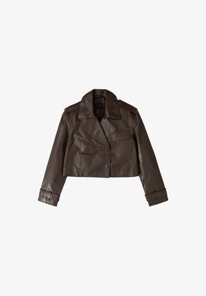 Veste en cuir brun, courte, avec un large col, épaulettes de style militaire, deux poches avant et poignets boutonnés. Texture lisse.