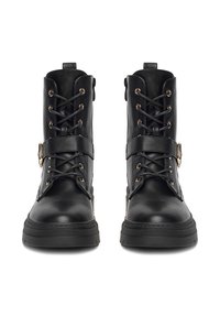 Melnas ādas potītēm paredzētas zābaki ar mežģītēm un sprādzes detaļām. Iezīmē zelta krāsas aparatūru un masīvu zoli, kas nodrošina saķeri.