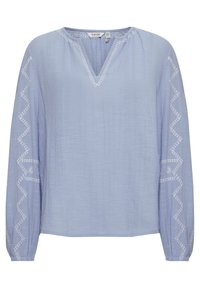 Vaaleansininen pusero kevyestä kankaasta, jossa on V-aukko, pitkät hihat ja valkoiset kirjailut, jotka muodostavat siksak-kuvioita hihoissa.