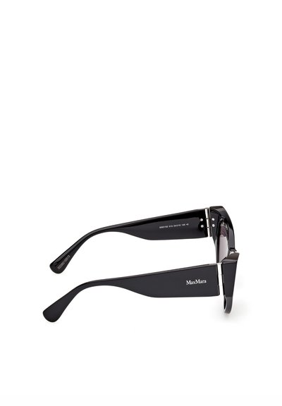 Lunettes de soleil noires MaxMara avec des montures rectangulaires épaisses et des branches larges, vues de profil sur un fond blanc.