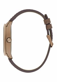 Reloj de oro rosa con caja rectangular, correa de goma marrón y acento en bronce. Incluye una corona redonda en el lateral para ajustes.