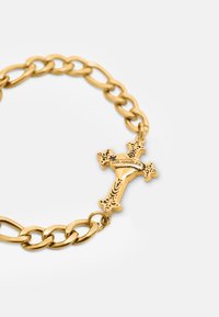 Goldkette Armband mit dekorativem Kreuzanhänger, der mit "Los Angeles" und kunstvollen Mustern graviert ist, auf weißem Hintergrund.