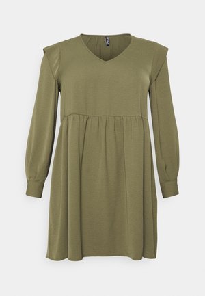 Robe verte olive à manches longues, décolleté en V et taille froncée. Fabriquée en tissu doux avec une coupe ample et une texture subtile.