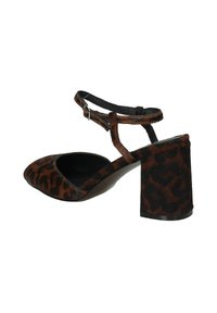 Scarpa con tacco alto in stampa leopardata, con punta affilata, cinturino nero e tacco a blocco; realizzata in materiale morbido simile a suede.