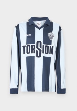 Ποδοσφαιρική φανέλα με μακριά μανίκια, με κάθετες ρίγες σε ανοιχτό και σκούρο μπλε, γιακά και γράμματα «TORSION» με έντονη μαύρη γραμματοσειρά.